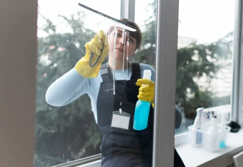 Nettoyage de vitres intérieures et extérieures à Village-Neuf